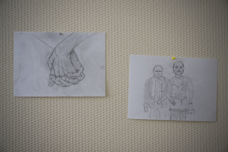 基輔同遊的辦公室牆面上布置著一些鉛筆畫作。圖左，是一名藝術家的隨手作品，獻給庇護所。圖右，是一名被庇護者所畫，俄羅斯總統普丁（左）與白羅斯總統盧卡申科（右）勾手的畫面。盧卡申科在俄烏戰爭中成為普丁的協力者，應要求參與進攻。（攝影／楊子磊）