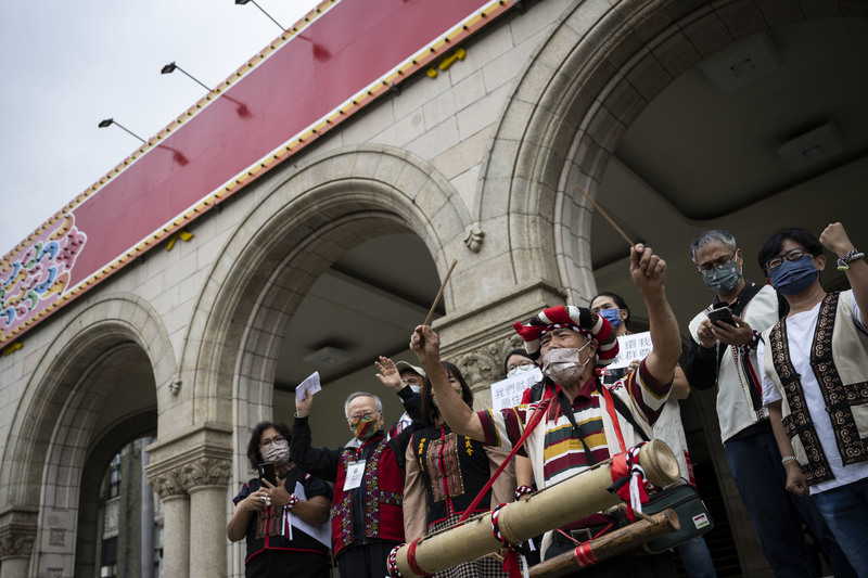 西拉雅族人在憲法法庭宣布判決結果後，於司法院大門前振臂歡呼，慶祝這場屬於他們的勝利。（攝影／楊子磊）