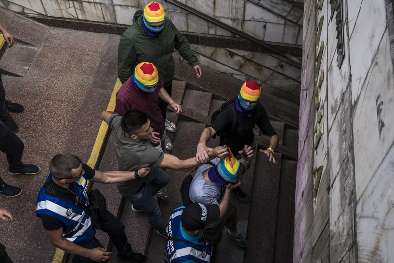 2019年6月23日，在基輔舉行的同志遊行結束時，一名反同人士試圖摘下一位參與遊行者的面具。（攝影／Getty Images／Brendan Hoffman）