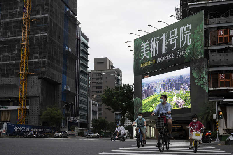 高雄市市區內，不少新建案如火如荼地興建中，預售市場熱度不減。（攝影／楊子磊）