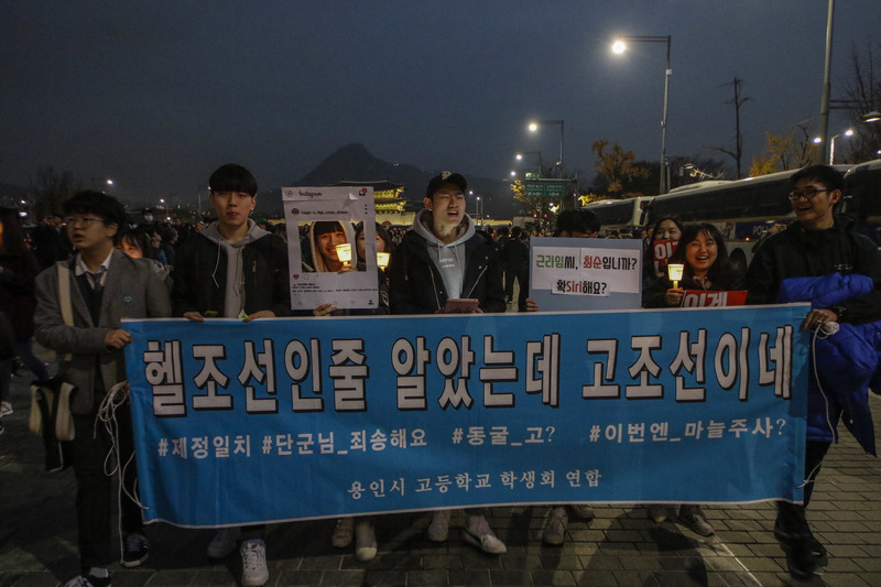 2016年11月19日，韓國民眾在首爾光化門廣場上遊行，學生手持燭光喊口號，要求歷經世越號慘案與閨密門爭議的時任總統朴槿惠下台。（攝影／NurPhoto via Getty Images／Seung-il Ryu)