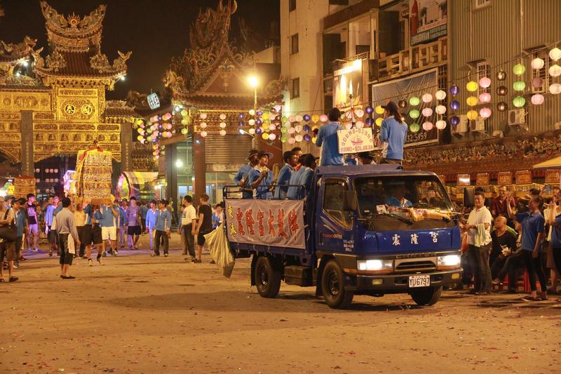 東港迎王祭典裡的外籍漁工：播噹嘟音樂、賣力打鼓、搖晃發財車