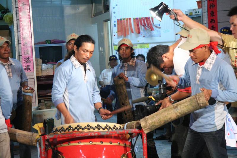 東港、迎王祭、外籍漁工、發財車、震隆宮大鼓隊、印尼