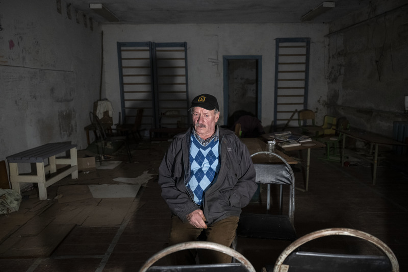 62歲的彼得羅維奇（Ivan Petrovich），當時就是坐在這個位置，度過28天。同個空間，還有其他至少130人。（攝影／楊子磊）