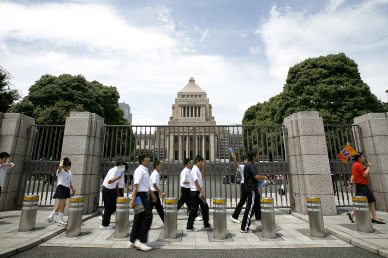 1960年代，日本學運在強力鎮壓下退潮，之後政府針對大學及高中分別以法令禁止學生參與政治活動，加以《公職選舉法》、《教育基本法》對校園內討論公共議題的箝制，造成校園長期的「去政治化」。圖為日本中學生參訪國會議事堂。（攝影／REUTERS／Stringer／達志影像）