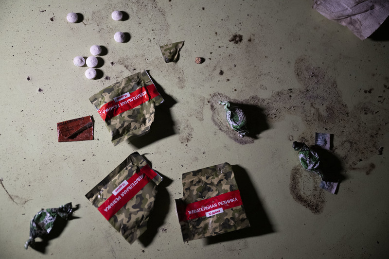 俄軍軍中分發的口香糖，散落在地下室的桌面上。（攝影／楊子磊）
