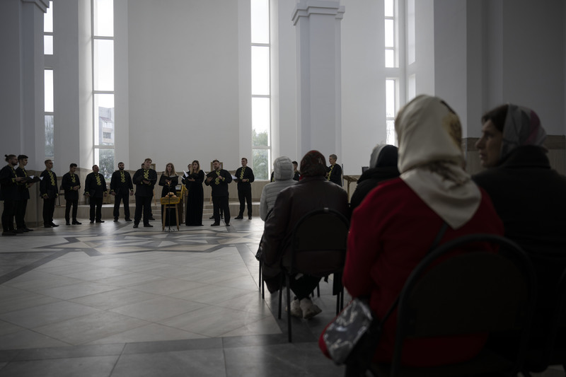 9月24日，布查「城市日」，教堂的唱詩班在悼念活動上吟唱詩歌。（攝影／楊子磊）