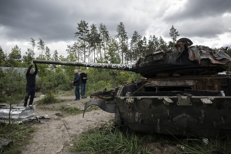 伊爾平路旁的廢棄俄軍坦克。（攝影／楊子磊）