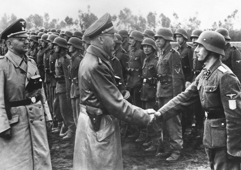 1944年6月3日，納粹大屠殺的主要策劃者希姆萊（Heinrich Himmler，中）校閱德國對加利西亞地區行動的黨衛隊。（攝影／Gamma-Keystone via Getty Images）