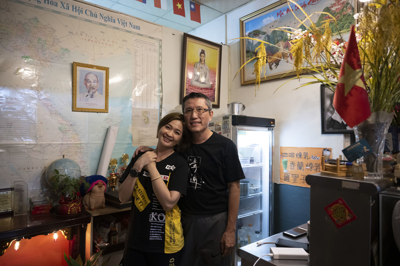 蔡崇隆和阮金紅是紀錄片導演夫妻檔，近年完成不少聚焦移民工處境的作品。兩人也在嘉義民雄打造「越在嘉文化棧」，是重要的東南亞文化交流據點。（攝影／楊子磊）