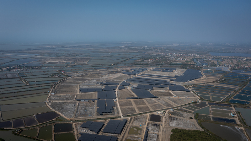 根據已核定的光電案場，台南市七股區已有十分之一面積種滿光電，未來更可能佔滿五分之一。（攝影／林彥廷）