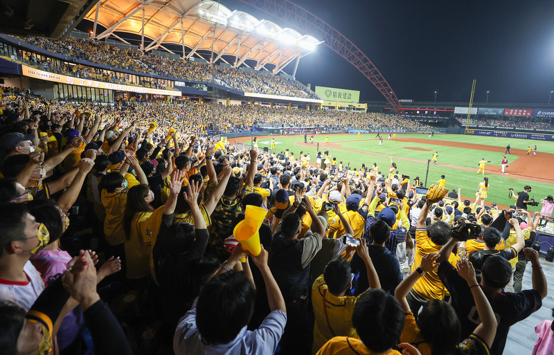 中華職棒33年台灣大賽第三、四戰在中信兄弟主場台中洲際棒球場進行，吸引滿場2萬名球迷進場加油。（攝影／中央社／張新偉）