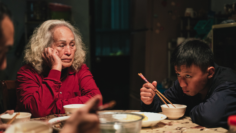 飾演阿媽的林詹珍妹(左)和飾演孫子的張祖鈞(右)都以《哈勇家》首度演戲就入圍金馬獎。(劇照提供/華映娛樂)