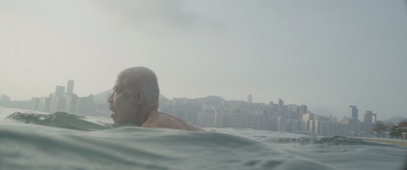 陳克治在1973年游過深圳大鵬灣，偷渡到香港。如今他依然常在維多利亞港游泳。（劇照提供／光年映畫）