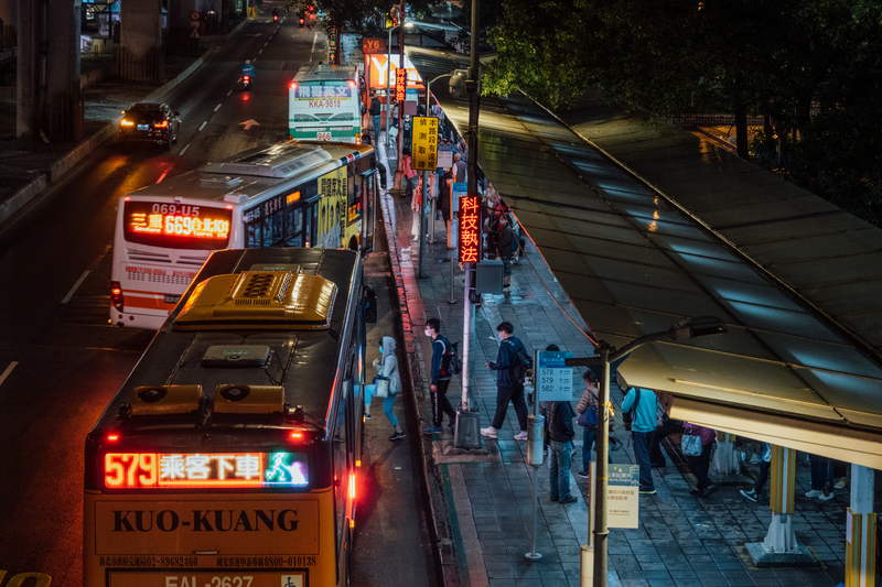 台北車站周邊的的公車停靠站，是北北基的市民通勤轉運的樞紐。（攝影／余志偉）
