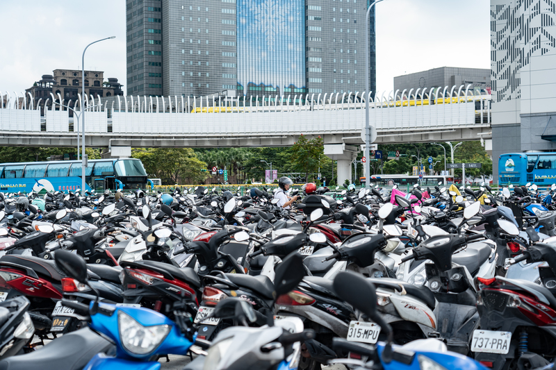 場站周邊停車場、路側停車格，汽車、機車，都應收費且有不同的收費邏輯，鼓勵民眾駕駛排碳低的交通工具，甚至搭乘大眾運輸。（攝影／陳曉威）