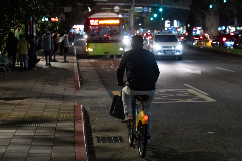 自行車道的設置若未能根據需求細緻規劃，在沒有設置自行車道的路段，自行車幾乎無處可行，亂象叢生。（攝影／陳曉威）