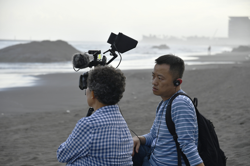 母親說，「我沒看過海，你都不信。」導演盧盈良（右）最後扛著攝影機、帶母親坐火車，記錄下她第一次看海的畫面。（劇照提供／傳影互動）