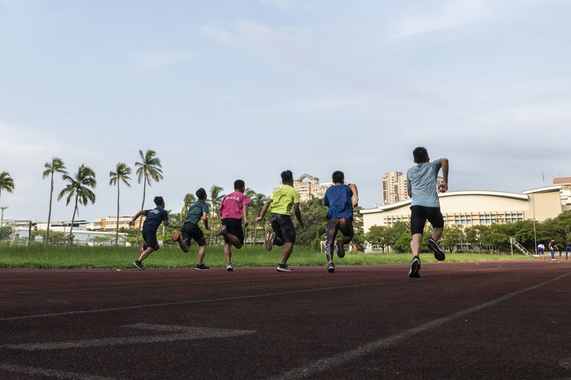 體育班的校園體系，過往長年是台灣基層體育的重點發展。圖為鼓山高中舉重隊的成員正在進行體能訓練。（攝影／楊子磊）
