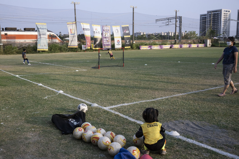 東門城足球俱樂部自籌200萬元經費，在臨近鐵道的地點蓋起了一座專用足球場。（攝影／楊子磊）