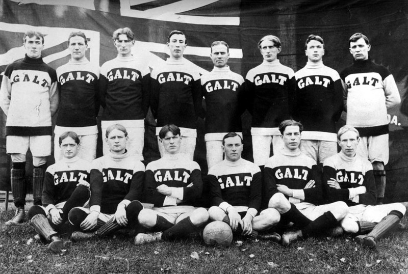 1904年美國奧運，在觀摩項目中拿下男子足球金牌的加拿大高爾特足球俱樂部。（圖片來源／wikipedia）