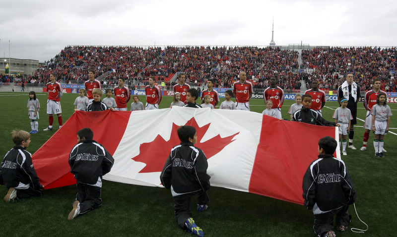2007年4月28日，前一年才成為第一支加拿大及非美國球隊加入美國職業足球大聯盟（Major League Soccer，MLS）的多倫多FC隊，在主場首戰堪薩斯市巫師隊，賽前儀式時在球場展開加拿大國旗。（攝影／REUTERS／Mike Cassese／達志影像）