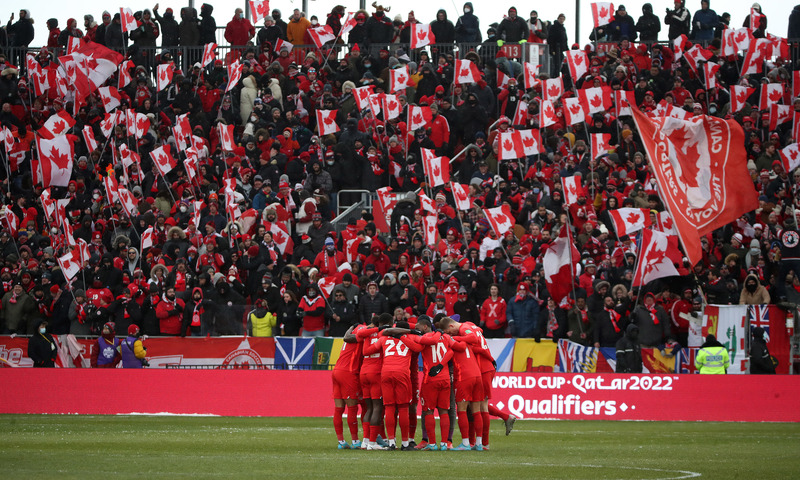2022年3月27日，加拿大在世界盃資格賽對決牙買加，球員在場中進行開球前圍圈。（攝影／Toronto Star via Getty Images／Steve Russell）
