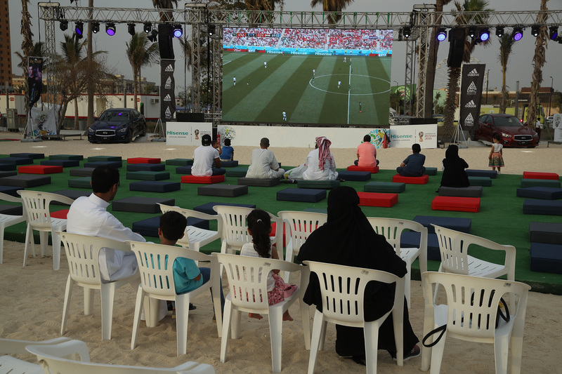 2018年6月25日，在吉達（JEDDAH）濱海一處露天場地，民眾觀看投影播放的俄羅斯世界盃裡沙烏地阿拉伯對埃及的比賽。（攝影／Getty Images／Sean Gallup）
