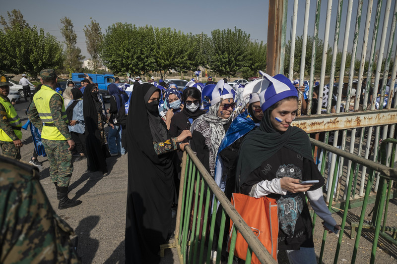 2022年8月25日，在國際足總（FIFA）的關切下，伊斯蘭革命後的伊朗政府重新允許女性進入球場觀看球賽，500名女性足球迷在警察的監視下進入德黑蘭的自由體育場，觀看伊朗職業足球聯賽的比賽。（攝影／NurPhoto via Getty Images／Morteza Nikoubazl）