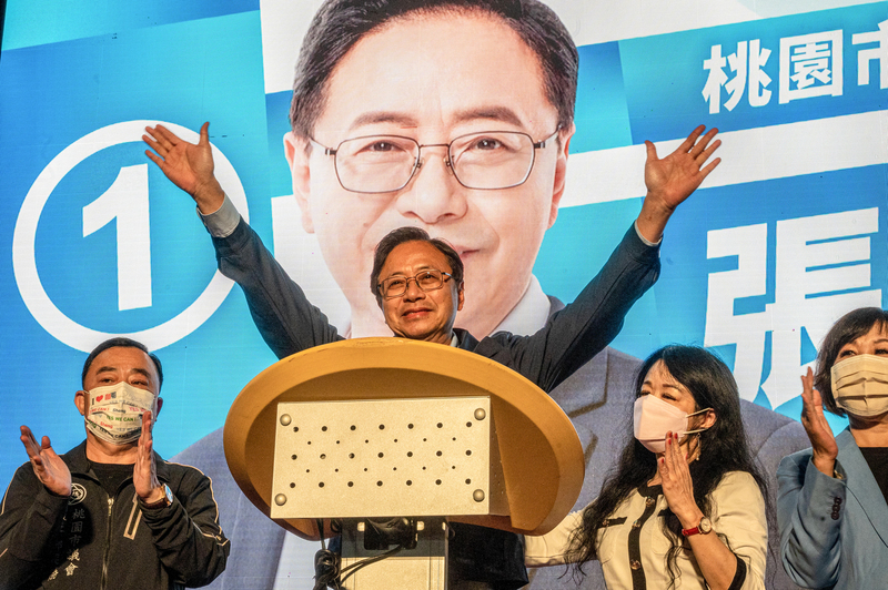 國民黨桃園市長候選人張善政確認當選後，高舉雙臂向支持者謝票。（攝影／林彥廷）