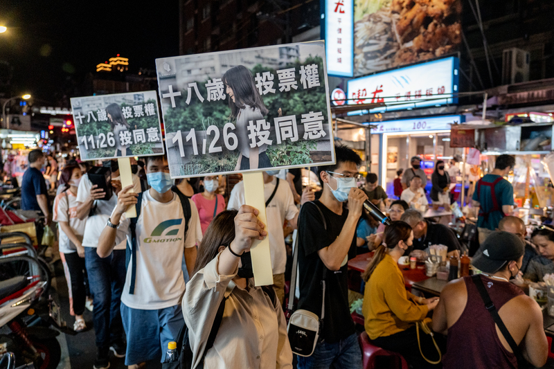 18歲公民權倡議團體「台灣青年民主協會」，在投票日前到板橋湳雅夜市進行街講活動，希望喚起民眾對台灣首次修憲複決案的關注。（攝影／陳曉威）