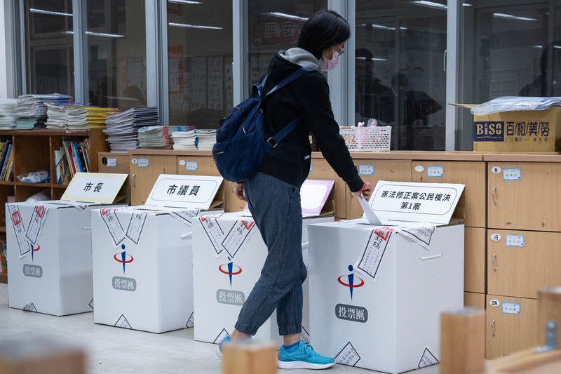 11月26日，民眾前往投票所投下台灣第一件憲法修正案的公民複決票。（攝影／陳曉威）