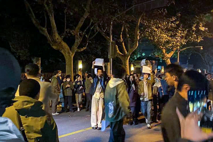 這場悼念活動逐漸演變為抗議集會，上海民眾拿著白紙走上街頭。（圖片來源／網路截圖）