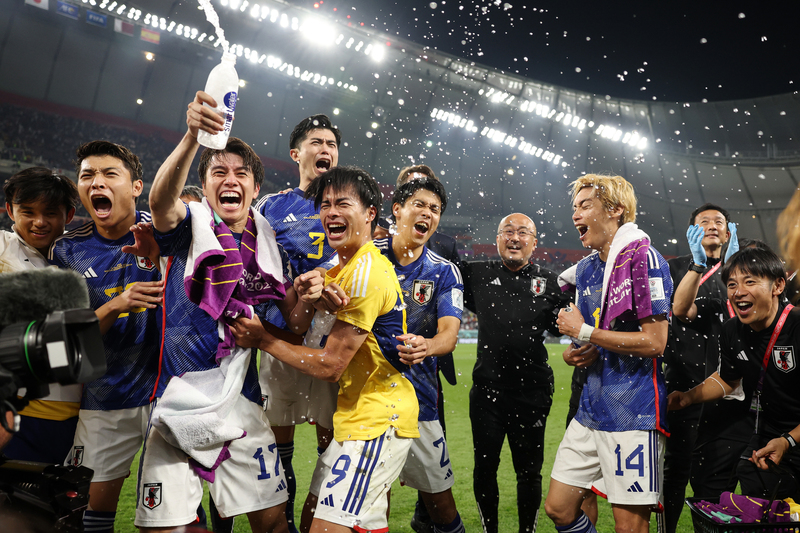 在「死亡之組」中搶下分組第一晉級，日本隊也創下亞洲隊伍連續擊敗兩支「世足冠軍隊」紀錄，第四度闖入十六強。（攝影／FIFA via Getty Images／Patrick Smith）