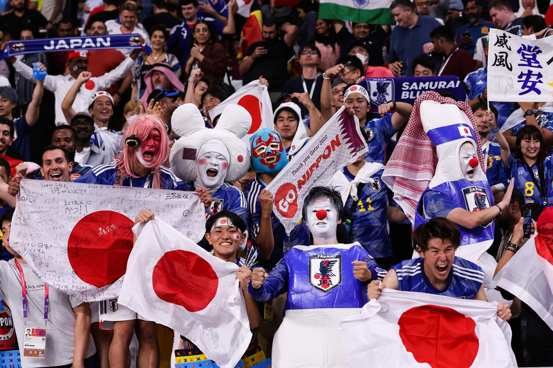 日本確定進入十六強後，哈利法國際體育場內的日本球迷開心慶祝。(攝影／Getty Images／Alex Livesey-Danehouse)