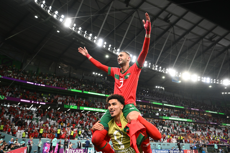 摩洛哥擊敗西班牙後，攻擊核心齊耶許（Hakim Ziyech）坐在隊友肩上高舉雙手慶祝。（攝影／FIFA via Getty Images／Shaun Botterill）