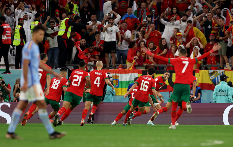 2022年12月6日，摩洛哥球員在場上慶祝他們成功晉級世界盃8強。（攝影／Getty Images／Clive Brunskill）