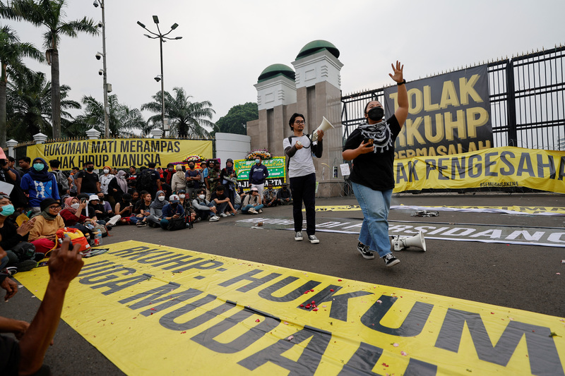 12月5日，抗議《新刑法典》草案的反對運動者們在印尼國會前聚集抗議。（攝影／REUTERS／Willy Kurniawan／達志影像）
