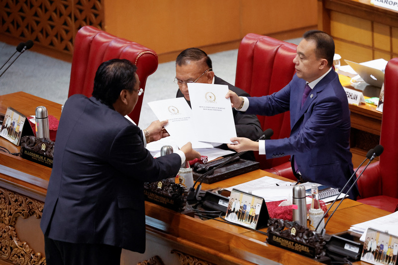 12月6日，負責監督修訂的印尼議會委員會主席班邦（Bambang Wuryanto）將《新刑法典》草案交給眾議院副議長。（攝影／REUTERS／Willy Kurniawan／達志影像）