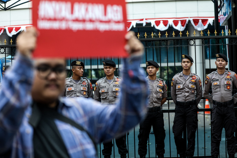 2019年8月23日，反對運動者在印尼通訊與資訊科技部大樓前，抗議政府切斷西巴布亞網路訊號阻止當地傳播抗爭訊息。（攝影／NurPhoto via AFP／Andrew Gal）
