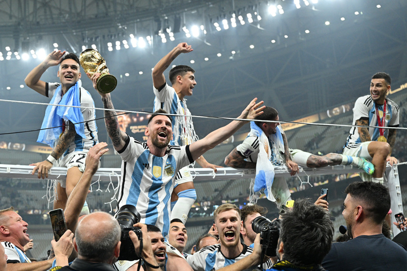 阿根廷奪下世界盃冠軍，並於賽後剪下球網帶回家慶祝。(攝影/Lionel Hahn/Getty Images)