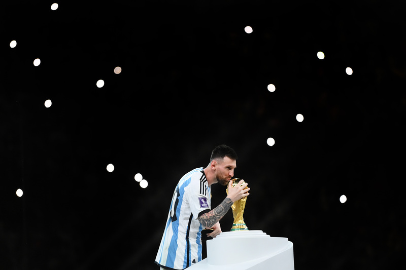 梅西領完最佳球員金球獎路過大力金盃時，上前親吻金盃。(攝影/David Ramos/FIFA via Getty Images)