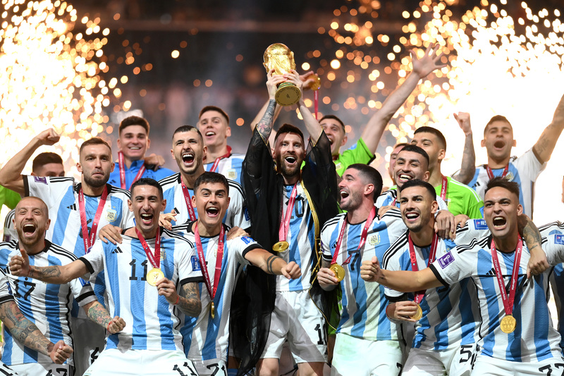 阿根廷奪下世界盃冠軍，隊長梅西(中)舉起大力金盃與全隊隊員慶祝。(攝影/Shaun Botterill/FIFA via Getty Images)