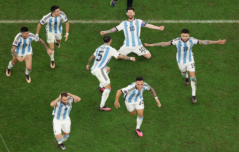 PK大賽第4點阿根廷球員入網後，阿根廷興奮迎接冠軍。(攝影/Maddie Meyer/FIFA via Getty Images)
