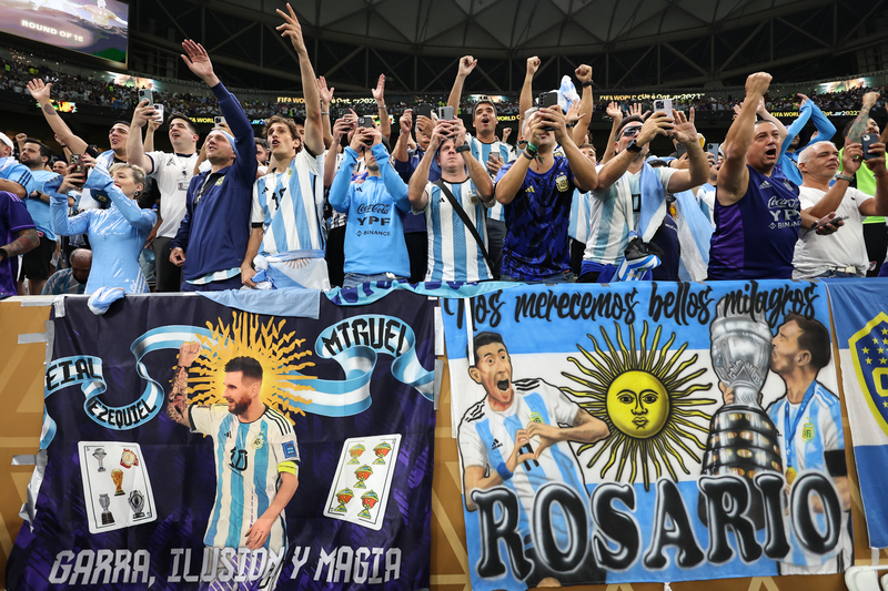 場邊阿根廷球迷掛著自製海報，與國家隊全體慶賀。（攝影／Matthew Ashton／AMA／Getty Images）