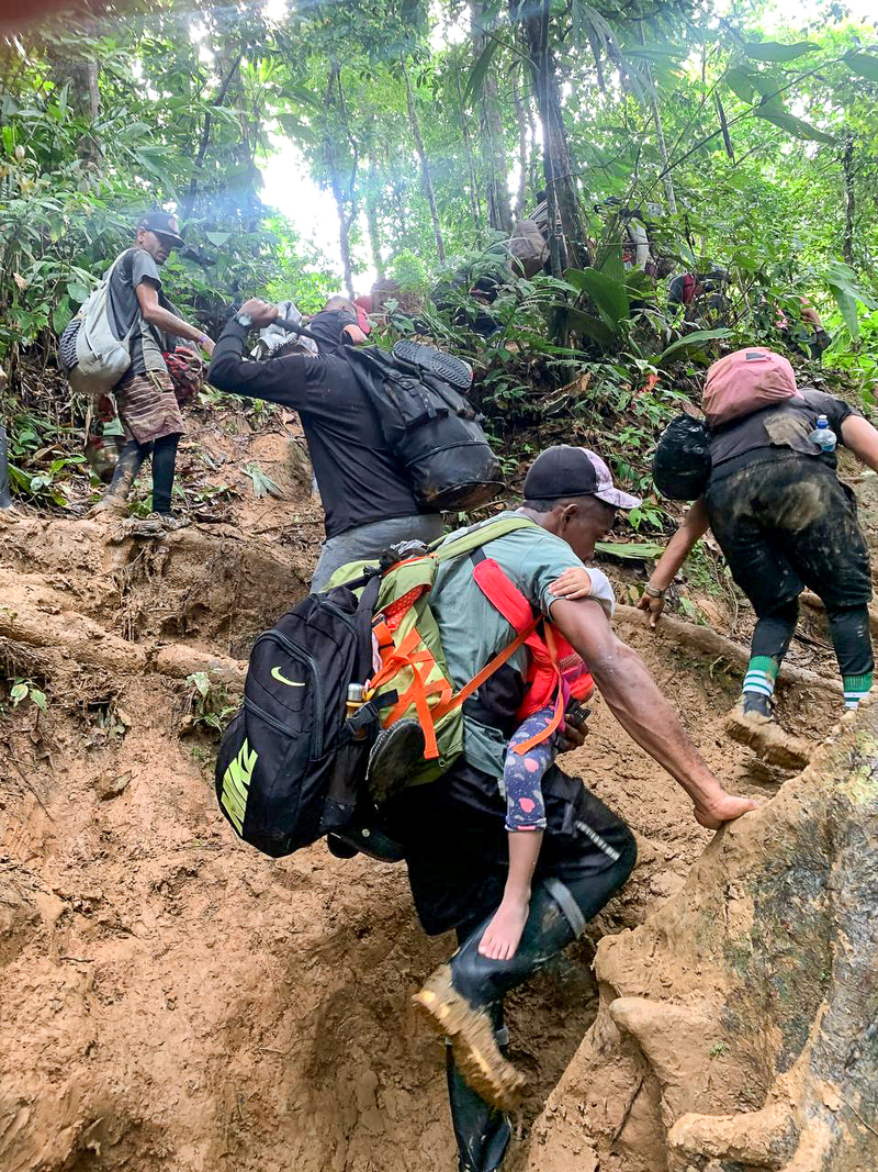 哥倫比亞和巴拿馬邊境交界的達連隘口（Darién Gap）與叢林，是一條極具危險的偷渡路徑。近年來，這裡的偷渡者隊伍除了拉丁美洲人，赫然多了中國人的臉孔──不只成人，還有孩童。（圖片提供／受訪者）