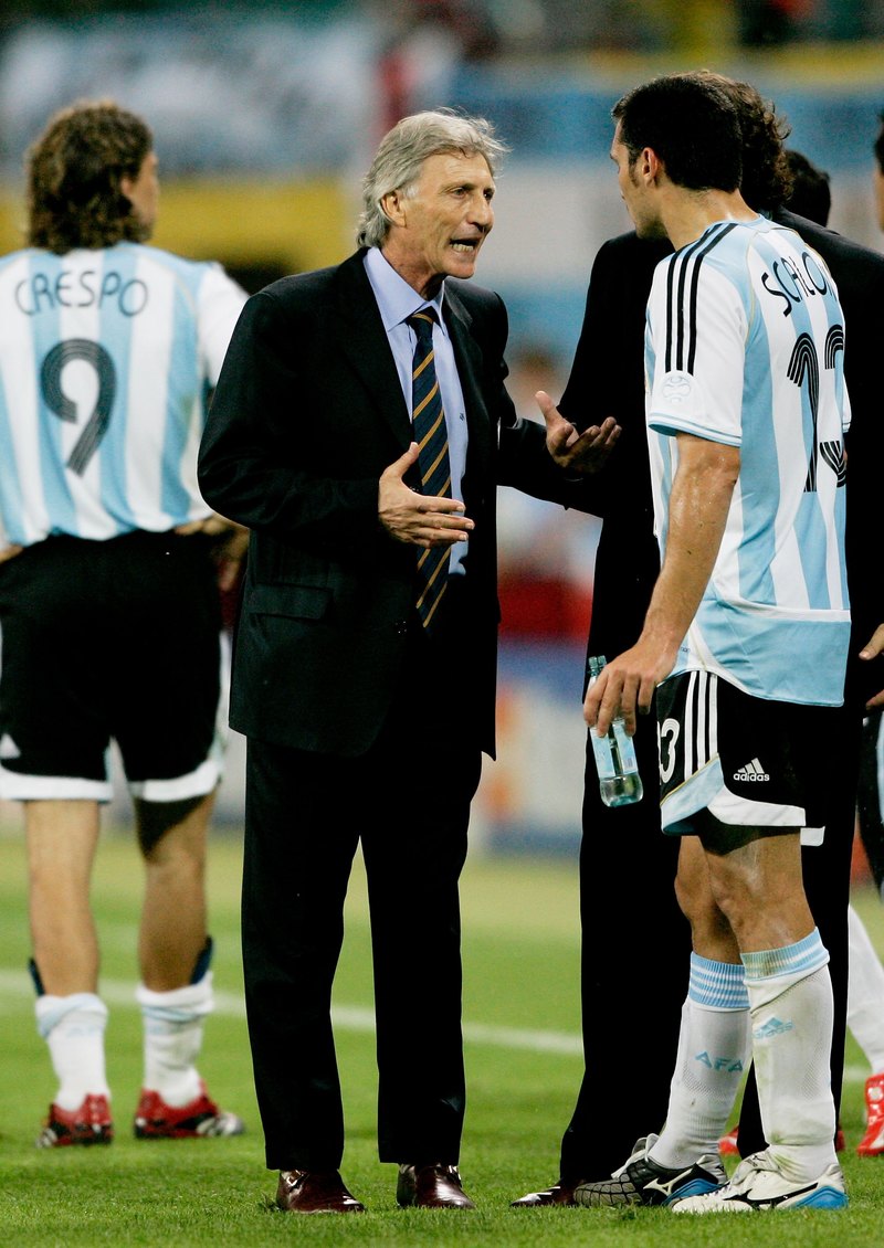 2006年6月24日，在萊比錫中央體育場進行的德國世界盃16強賽事由阿根廷出戰墨西哥，阿根廷總教練佩克曼在場邊與斯卡洛尼討論戰術。（攝影／Getty Images／Bongarts／Christof Koepsel）