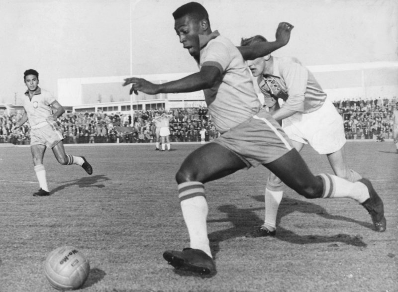 比利於1958年隨巴西國家隊出戰瑞典世界盃，為巴西贏得史上第一座世界盃冠軍，一舉成名。圖為1960年比利在一場對戰瑞典球隊的國際友誼賽出賽。（圖片提供／Getty Images）
