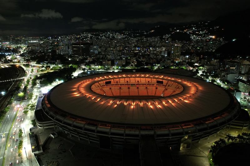 巴西里約熱內盧的馬拉卡納體育場（Maracana Stadium），在12月29日點亮金色燈光，紀念已故足球傳奇人物比利。（攝影／Wagner Meier／Getty Images）