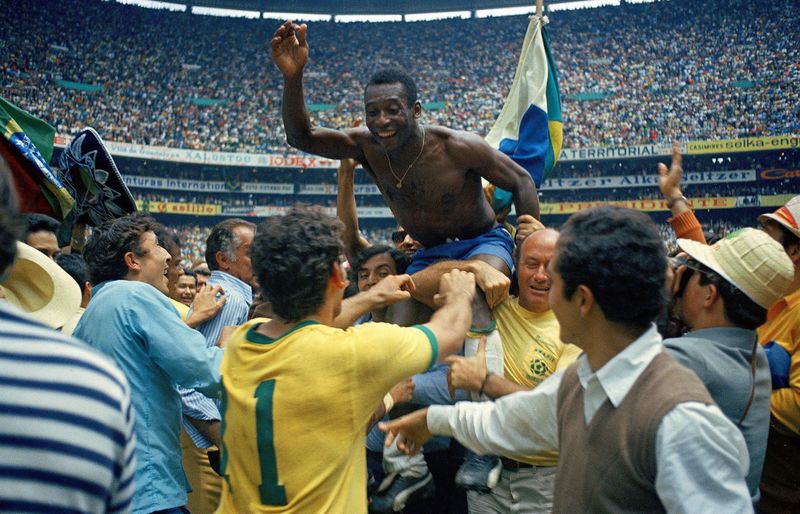 在1970年世界盃決賽擊敗義大利後，巴西隊員舉起比利慶祝勝利。（攝影／Alessandro Sabattini／Getty Images）
